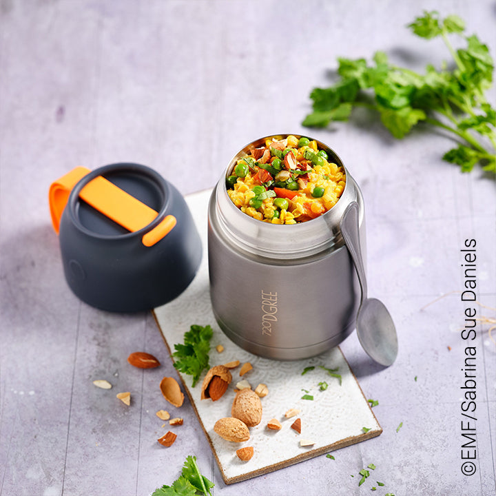 720DGREE wunderJar in der Farbe Stone Grey mit herzhaftem Erbsen Daal. Meal Prep mit 720 und gesunden Rezepten.  