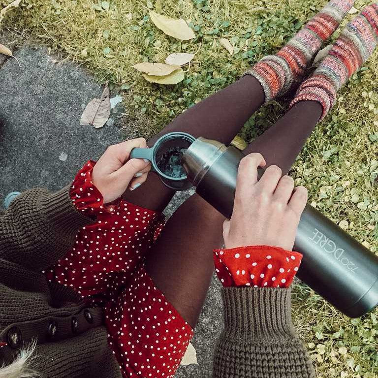 Thermoskanne, Trinkflasche mit Tasse, Trinkflasche mit Becher, Picknick, Perfekt fürs Picknick, draußen essen, draußen, Trinkflasche draußen, Spaziergang, spazieren mit Trinkflasche, Klimaneutrale Trinkflasche, umweltfreundliche Trinkflasche, für Jeden