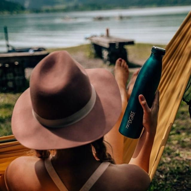 Mit der hochwertigen Edelstahlflasche milkyBottle von 720°Dgree hast du immer und überall den Zugang zu deinem Liebsten Getränk. Die Flasche sieht nicht nur edel, hochwertig und schön aus, sondern performt mindestens genauso gut. Ab in die Hängematte!