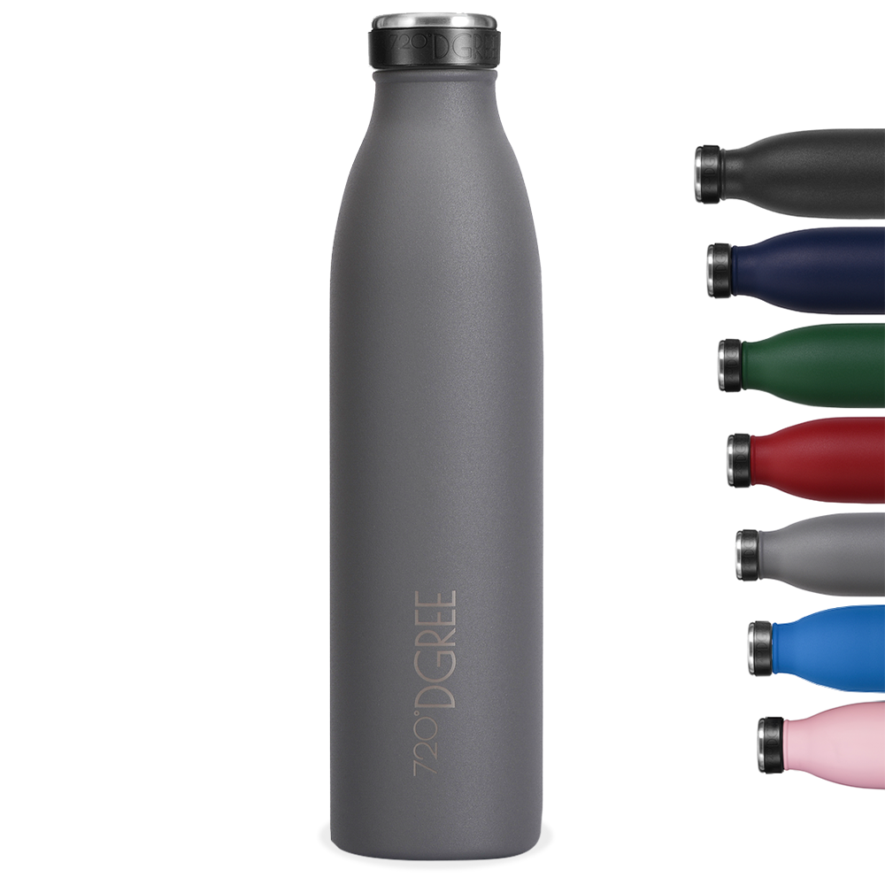 Auf dem Bild siehst du die 720°DGREE milkyBottle in der Farbe Stone Grey, es gibt aber auch noch viele andere schöne farben zur Auswahl. Die Flasche gibt es mit einer extra robusten Beschichtung und du kannst sie dir sogar gravieren lassen!