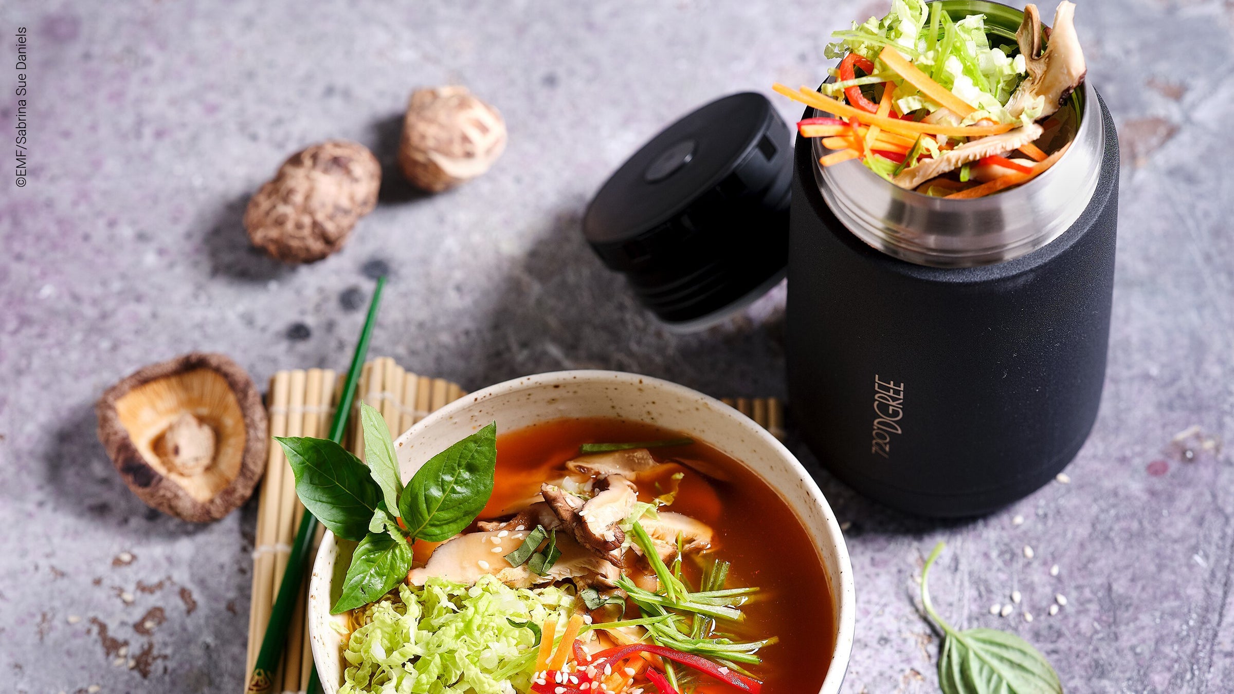 720DGREE wunderJar in Onyx Black mit einer leckeren Misosuppe mit Gemüse. Meal Prep mit 720 und gesunden Rezepten.  