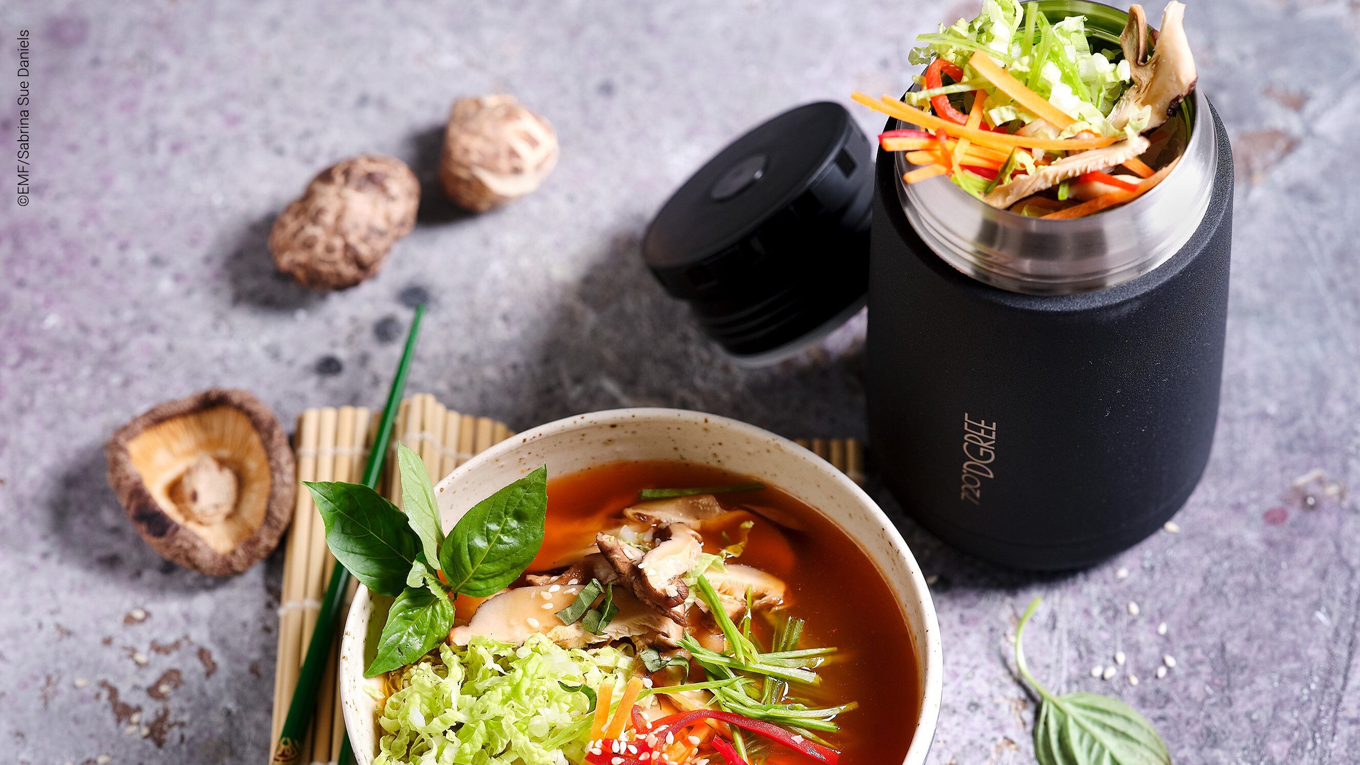 720DGREE wunderJar in Onyx Black mit einer leckeren Misosuppe mit Gemüse. Meal Prep mit 720 und gesunden Rezepten.  