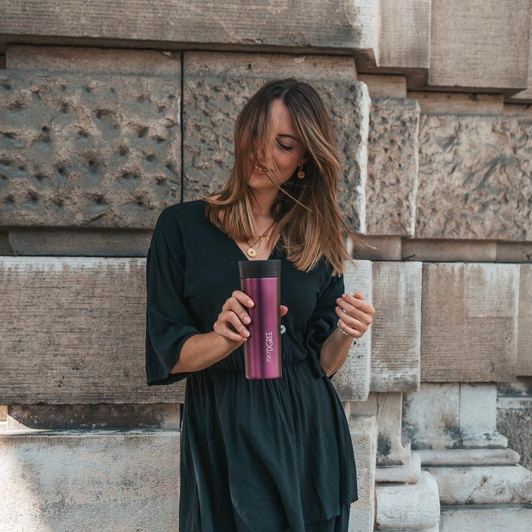 Mit diesem eleganten und praktischen kannst du immer und überall deinen Kaffee genießen. Er ist ideal für alle Kaffee-Liebhaber. Wie der Name "PleasureToGo" schon sagt hast du mit diesem hochwertigen Becher von 720°dgree den Genuss immer an deiner Seite.