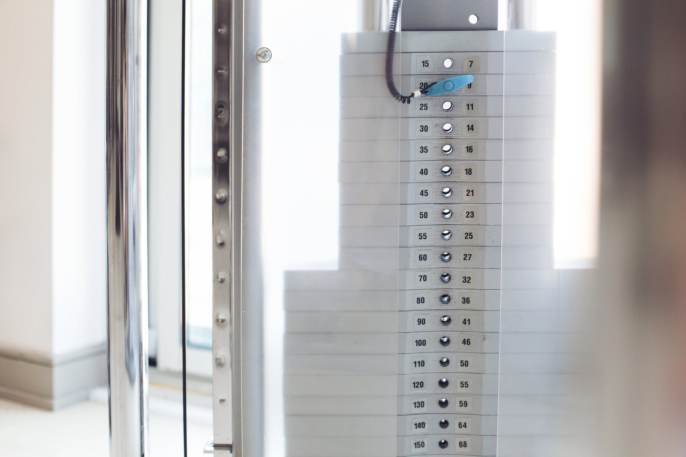 Ein Fitnessgerät mit Gewichten. Auch für Kraftsport sind die Flaschen von 720°DGREE ideal!