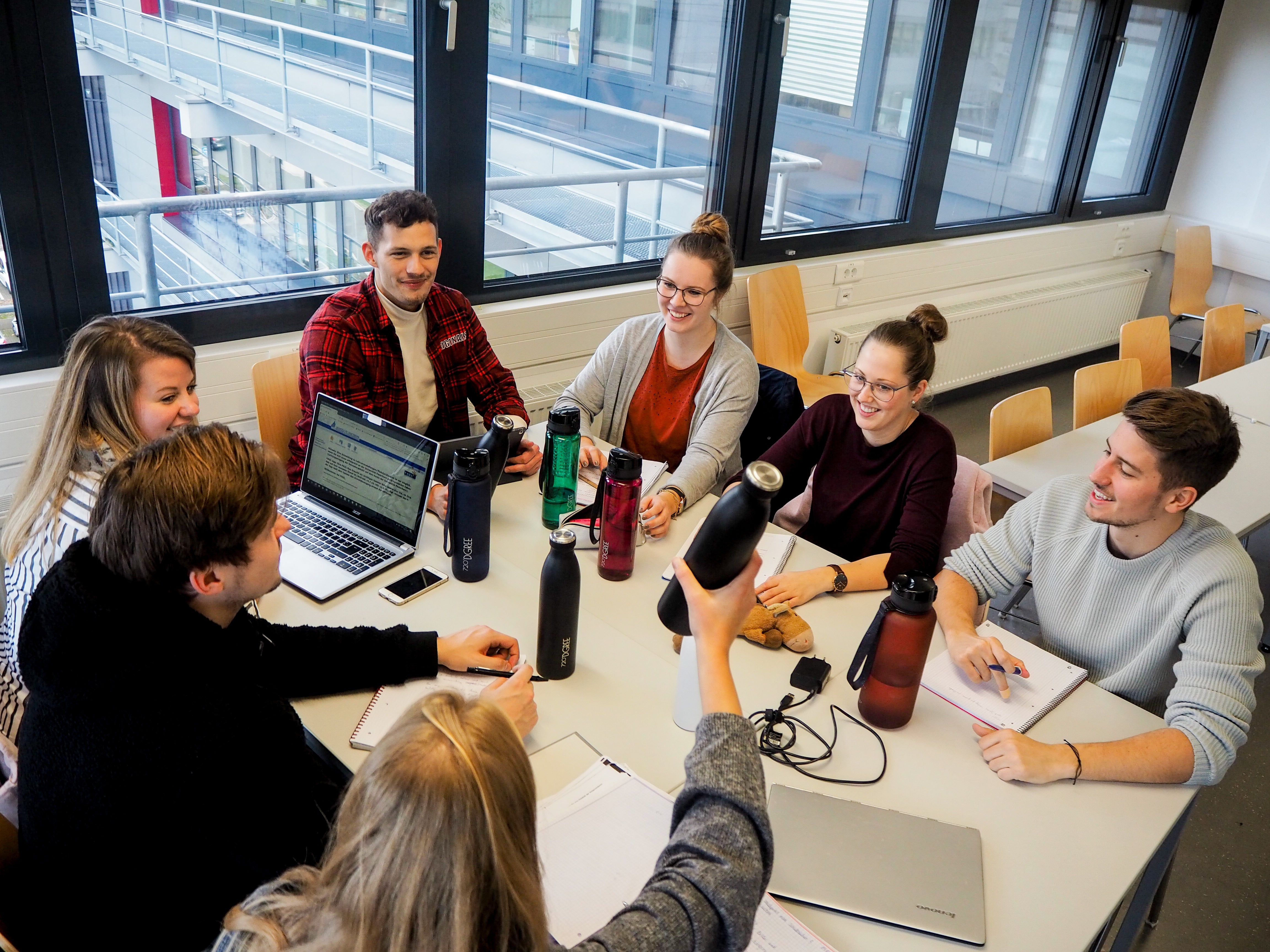 Für den wissenschaftlichen Austausch ist ein Aufgefüllter Wasserhaushalt von nicht zu unterschätzender Bedeutung. Zu wenig Wasser kann deine Leistungsfähigkeit stark nach unten schrauben - vermeide das und sei stets optimal versorgt mit deiner 720-Bottle.
